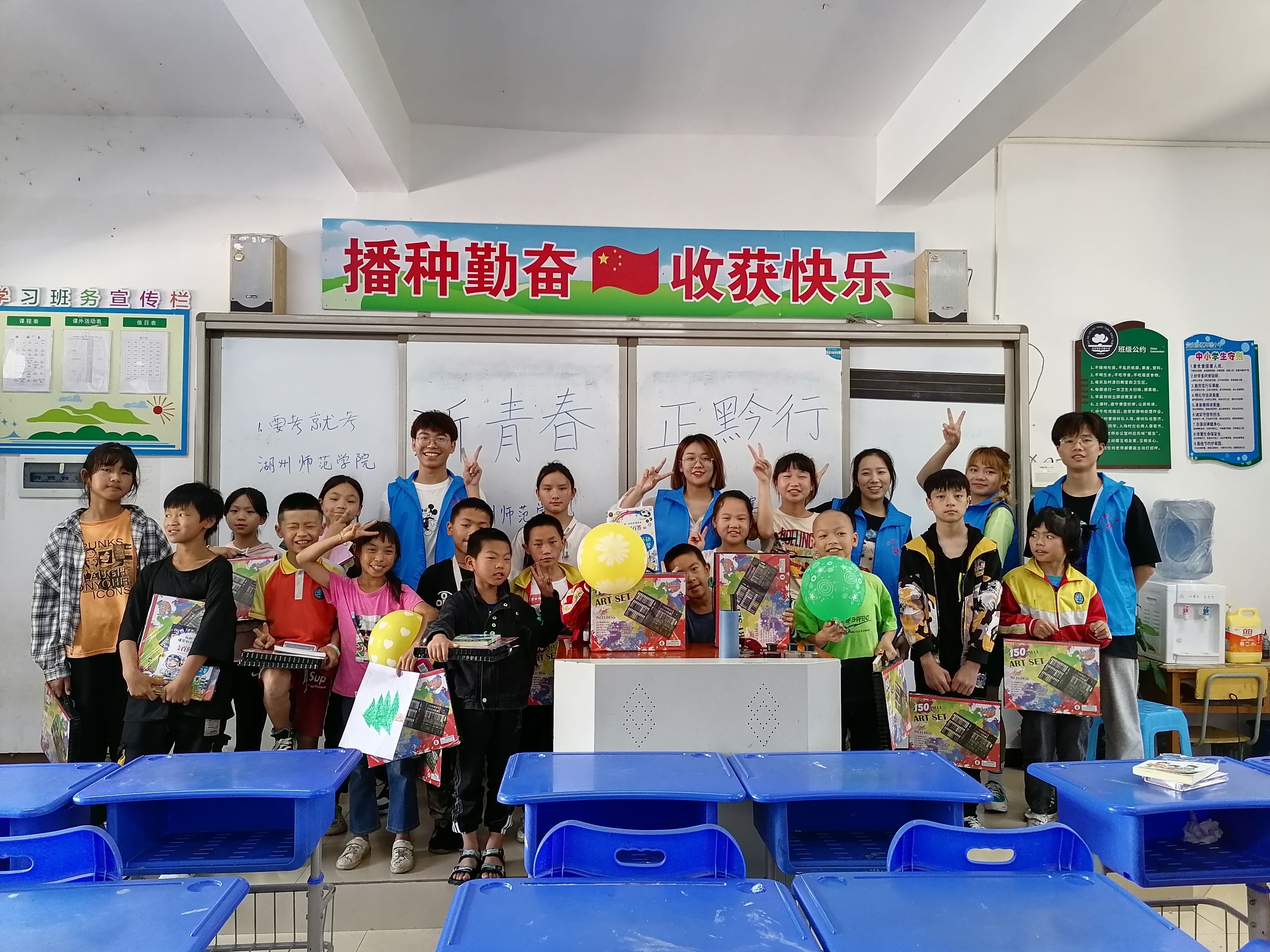 志愿者与孩子们的合影.jpg 志愿者与孩子们的合影.jpg